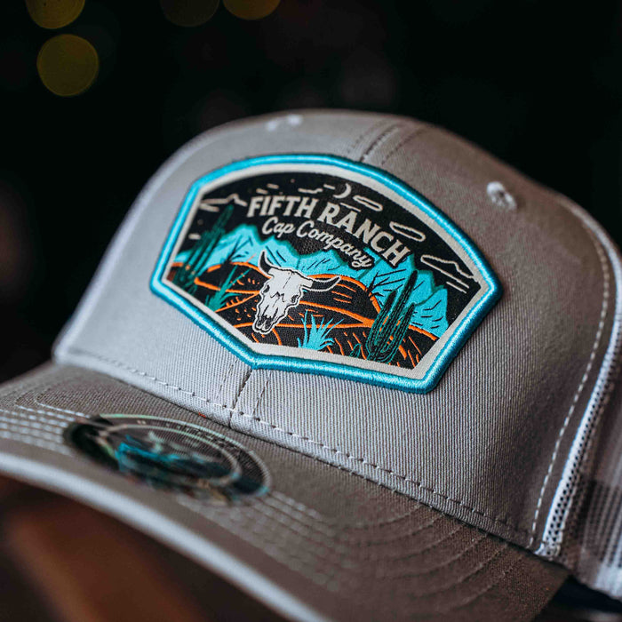 GORRA 5TH RANCH WEST GRIS/BCO/AQ