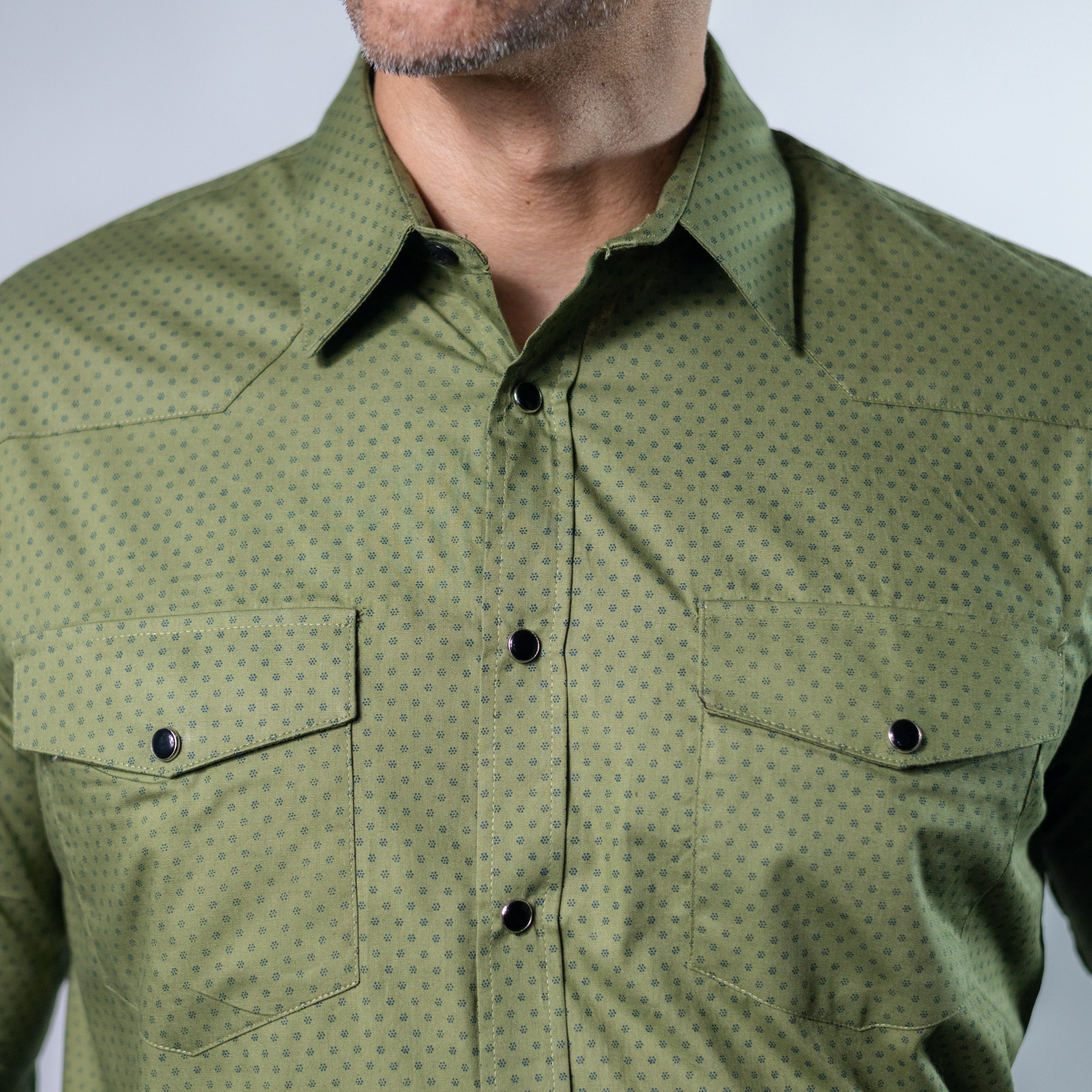 CAMISA MONTERO EST OLIVO PUNTOS