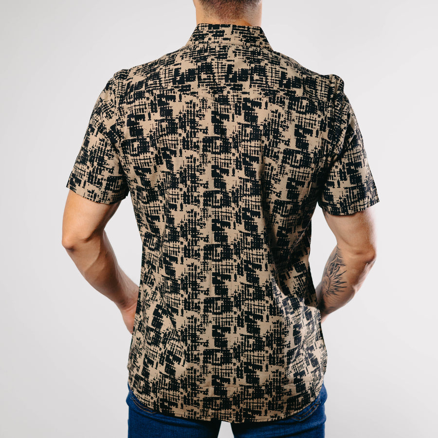Camisa Bochi Manga Corta Estampada Negro/Beige 011