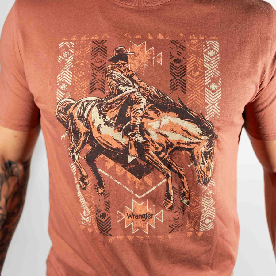 PLAYERA WRANGLER MARRON JINETE