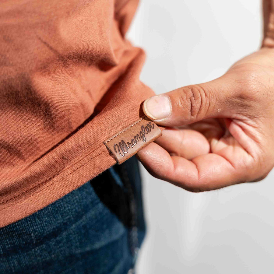 PLAYERA WRANGLER MARRON JINETE